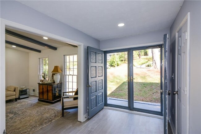 Building Photo - 643 Navarre Dr