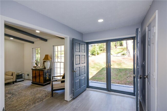 Foto del edificio - 643 Navarre Dr