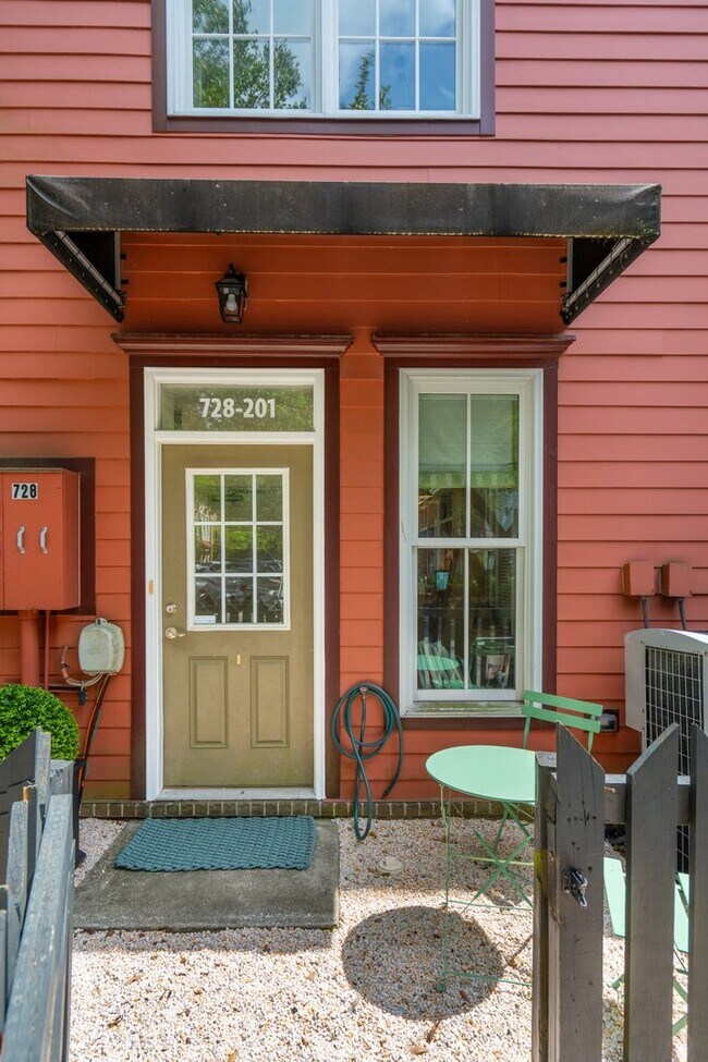 Building Photo - Fully Furnished 2BR Condo with Designer To...