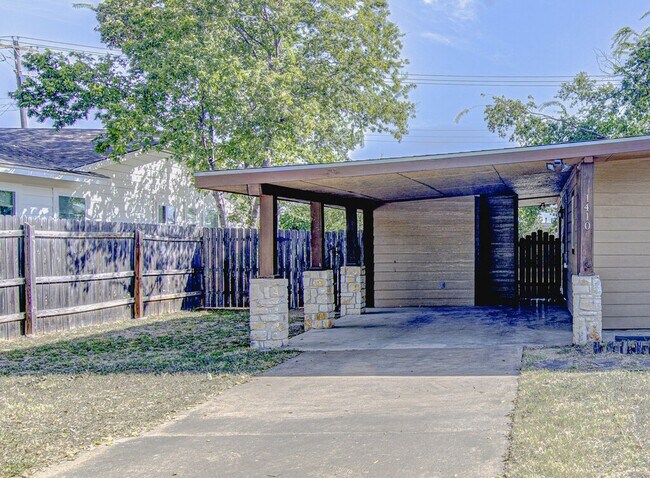 Building Photo - Well-Maintained 3 Bed Home with Spacious Backyard