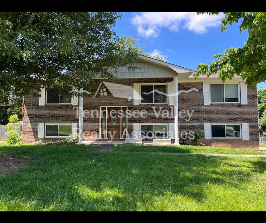 Foto principal - MOVE IN READY! Spacious 4 bed/2.5 bath spl...