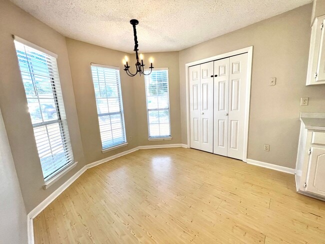 Building Photo - Charming home in Blue Pine Village!