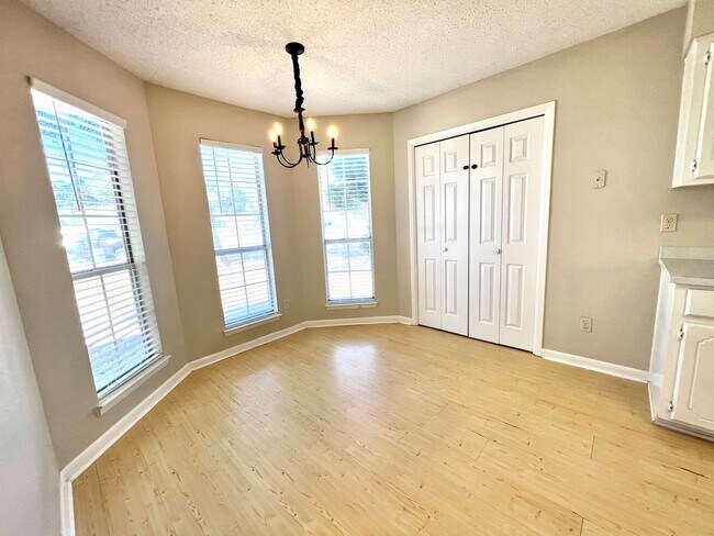 Foto del edificio - Charming home in Blue Pine Village!