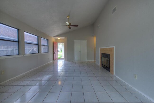 Foto del edificio - 14551 Robert I Walker Blvd