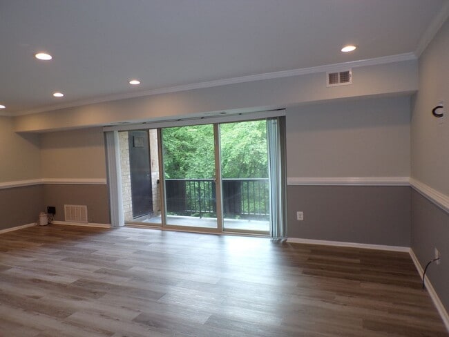 Building Photo - Two Bedroom, Two Bath Condo Located Near T...