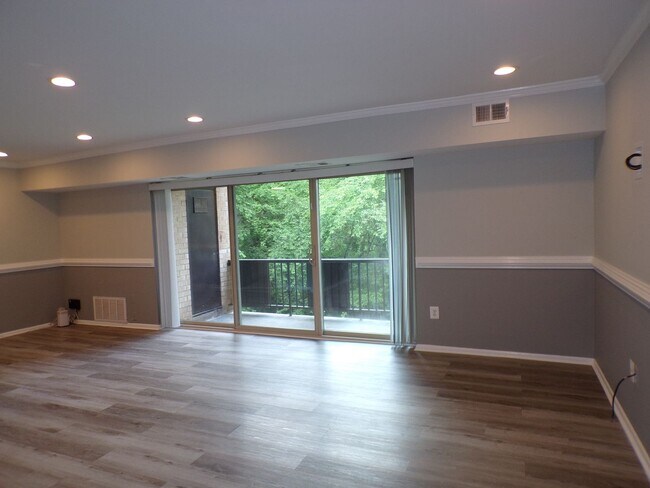 Foto del edificio - Two Bedroom, Two Bath Condo Located Near T...