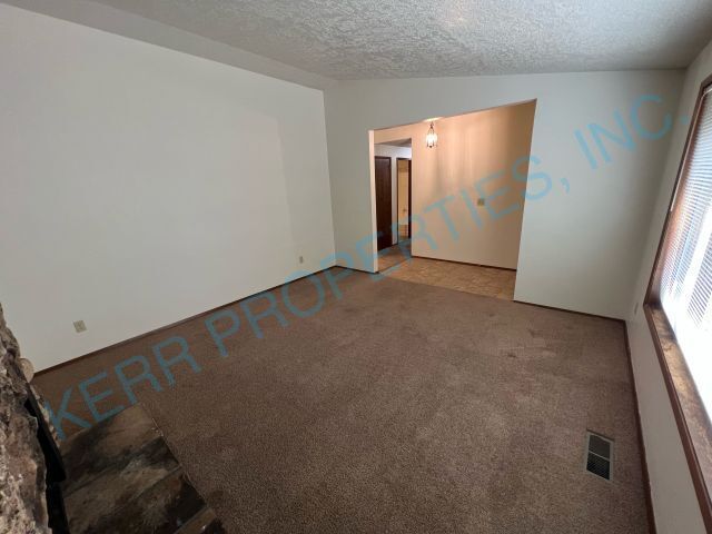Building Photo - Woodstock neighborhood! 3 Bd / 2 Bth - - F...