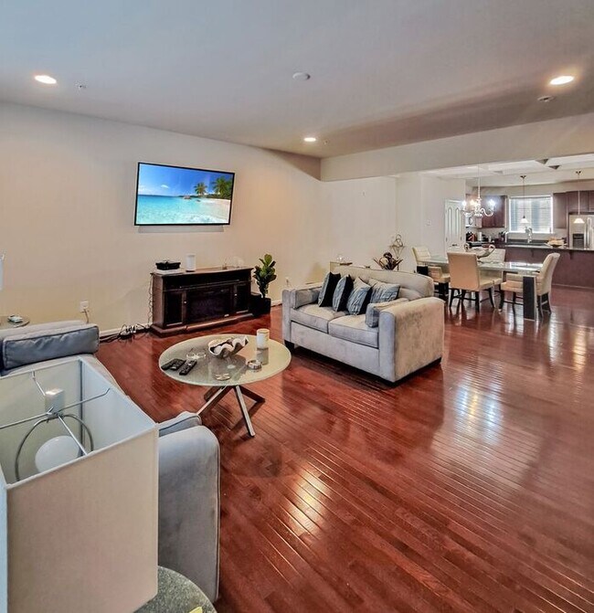 Foto del edificio - Coming Soon! Gorgeous and Modern 3-Level T...