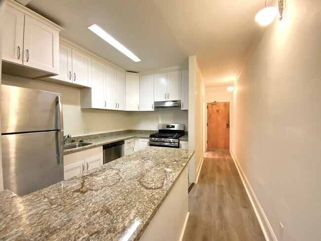 Foto del edificio - UPDATED 1BR! DISHWASHER! HARDWOOD! Laundry On-Site