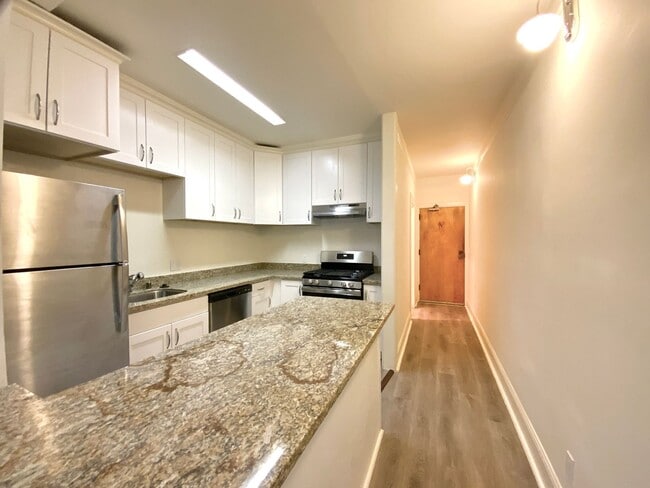Building Photo - UPDATED 1BR! DISHWASHER! HARDWOOD! Laundry On-Site