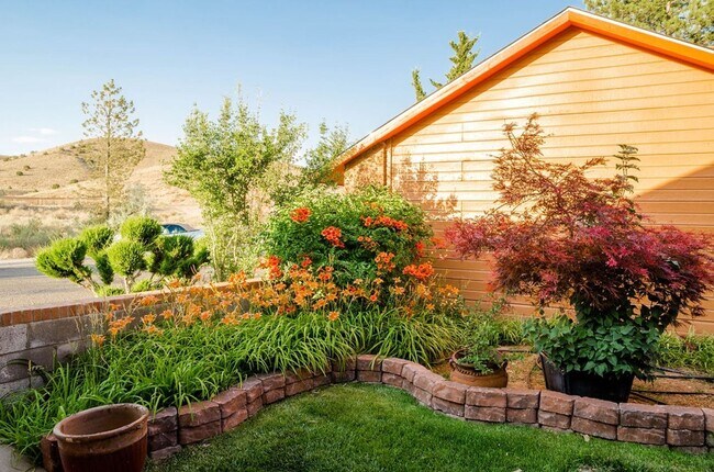 Foto del edificio - One of a kind Furnished Home with gorgeous back yard!