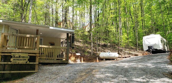 Building Photo - Sevierville 37876 - Fully Furnished, 3 bed...