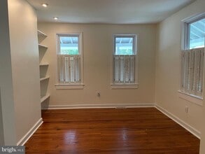 Building Photo - 301 E Linden St