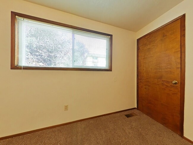 Building Photo - 2 Bedroom Apartment ~ Close to 9th Street