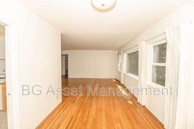 Building Photo - 846 York St