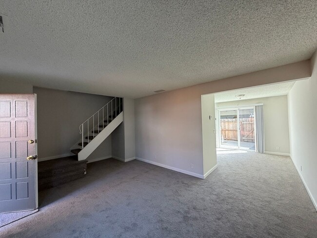 Foto del edificio - Quiet unit with new paint, new carpet, new windows and Air Conditioning!