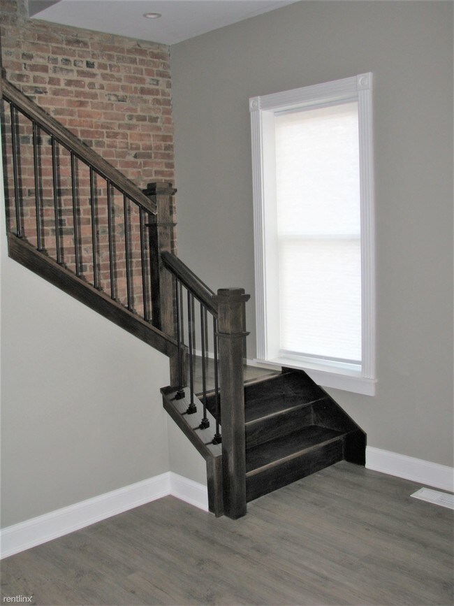 Building Photo - 2 br, 1 bath Duplex - 65 E Russell St