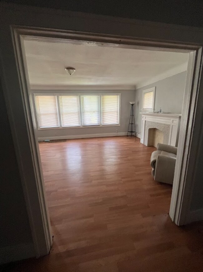 Building Photo - Three Bedroom Spacious Home!