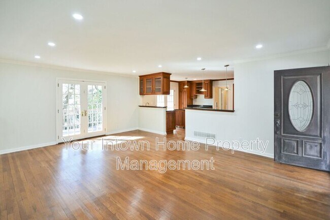 Building Photo - 317 Eureka Dr NE