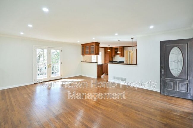 Photo - 317 Eureka Dr NE House