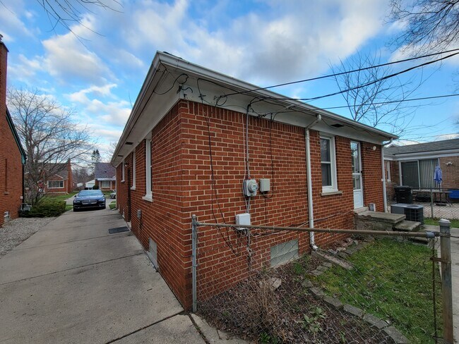 Parte trasera y lateral de la casa - 11457 Leverne