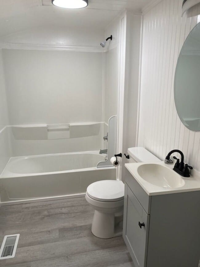 Building Photo - 1611 Castle St