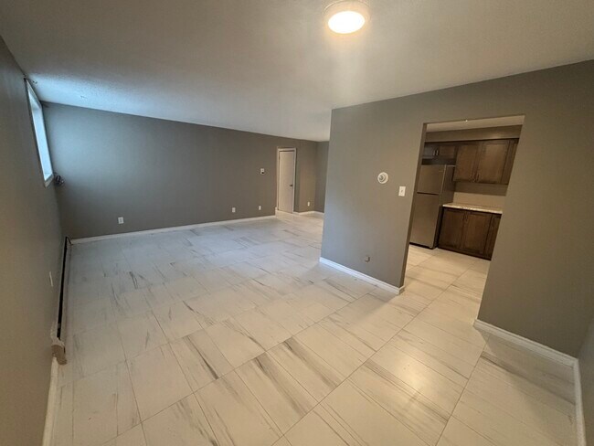 Building Photo - 50 Queenston Dr