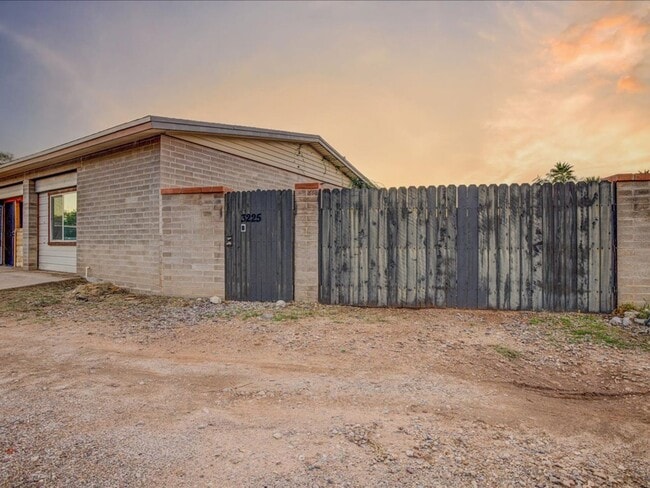 Building Photo - Studio. PROMO $400.OFF FULL MONTHS RENT! . Utilities included!!!