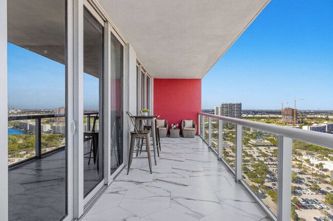 Building Photo - 2602 E Hallandale Beach Blvd