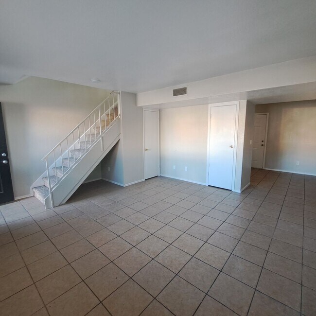 Foto del edificio - Two Bedroom Townhouse Available for Immedi...