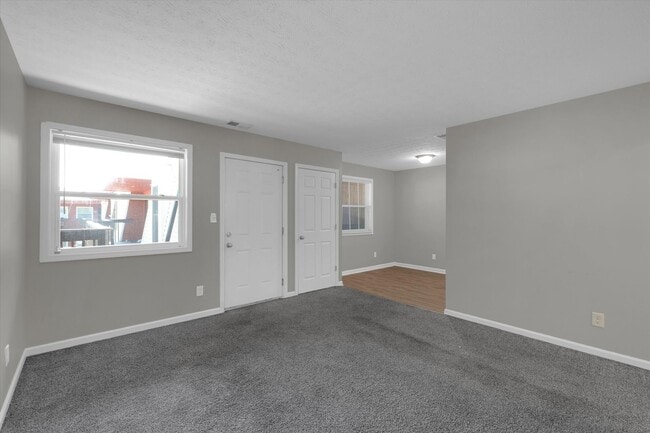 Building Photo - Spacious 1–3 Bedroom Apartments in South Louisville | Cedar Chase