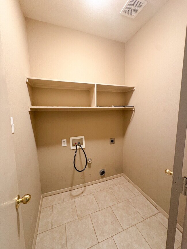 Foto del edificio - 3 bed, 2 bath duplex in Burleson