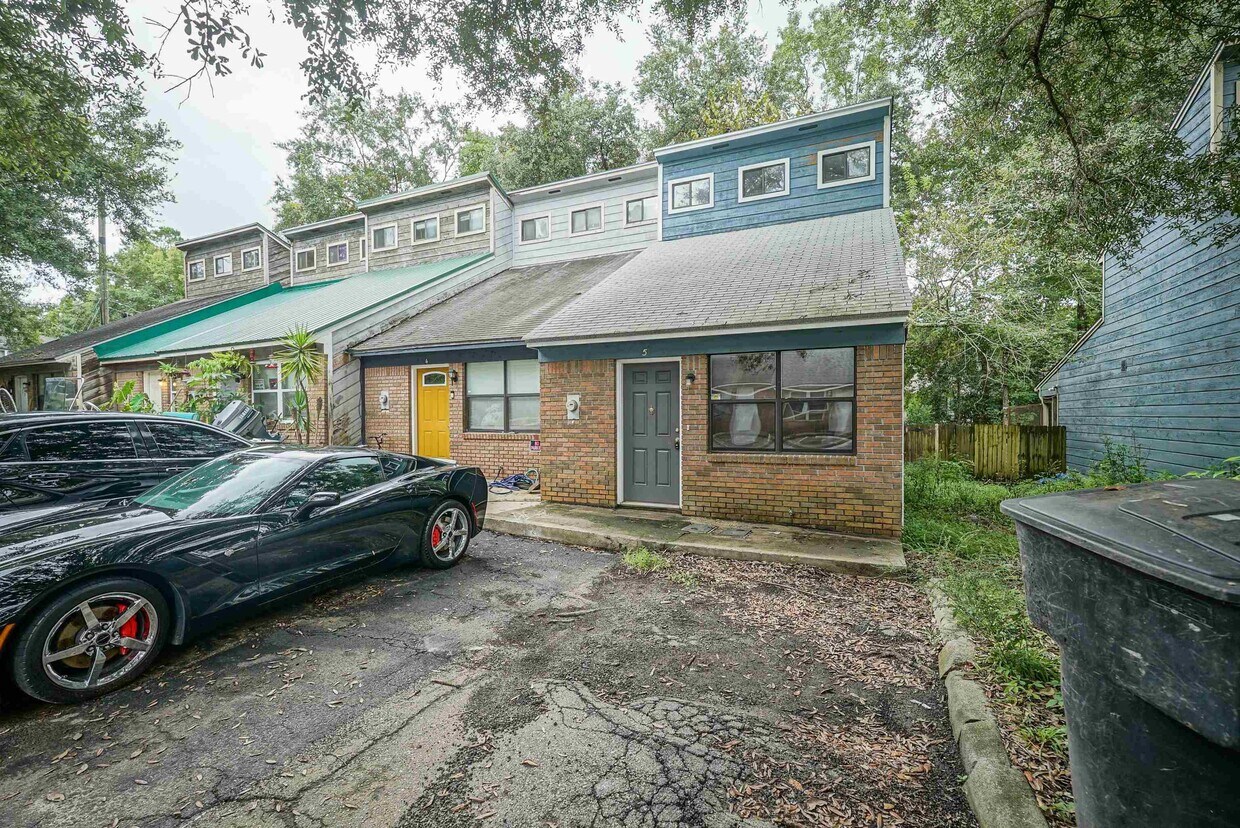 Foto principal - 2100 Continental Ave