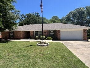 Building Photo - 412 S Country Club Rd