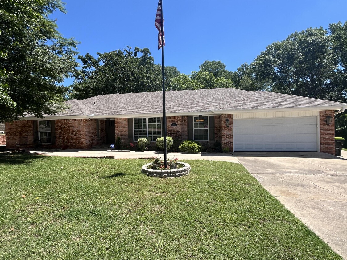 Foto principal - 412 S Country Club Rd