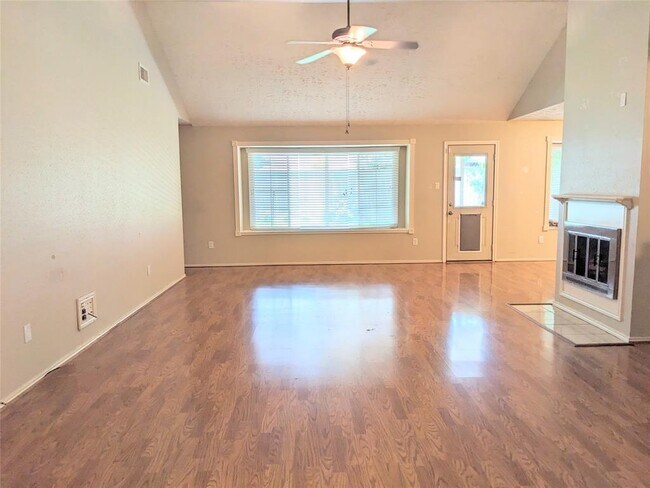 Foto del edificio - 1206 Three Forks Dr