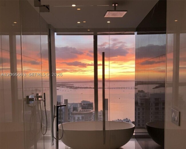 Foto del edificio - 300 Biscayne Blvd