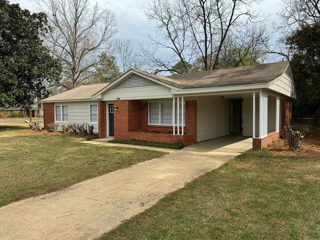Building Photo - Stunning 3-Bedroom