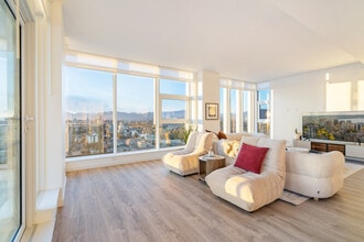 Building Photo - 680 Quayside Dr