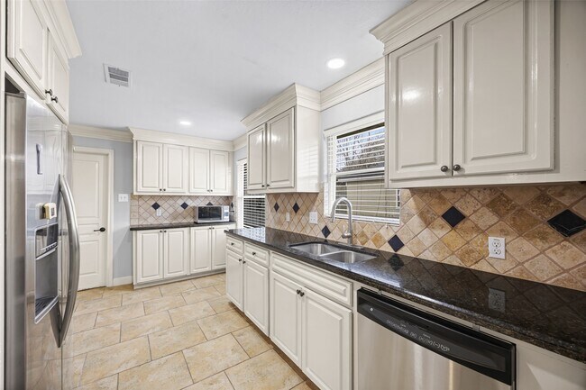 Foto del edificio - 5303 Heatherbrook Dr