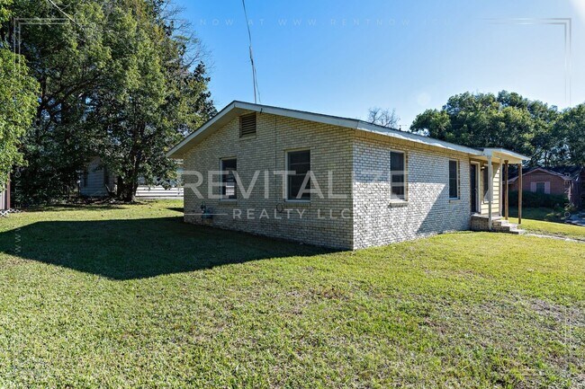 Foto del edificio - **Reduced Price** Adorable 3 Bedroom/1 Bat...