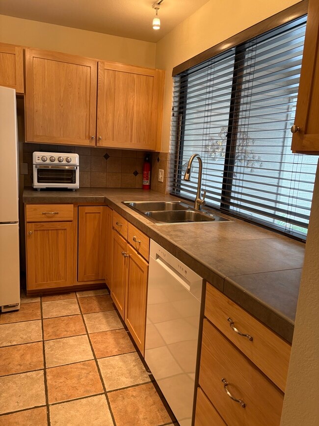 Kitchen w/new dishwasher - 4639 Burgundy Ln
