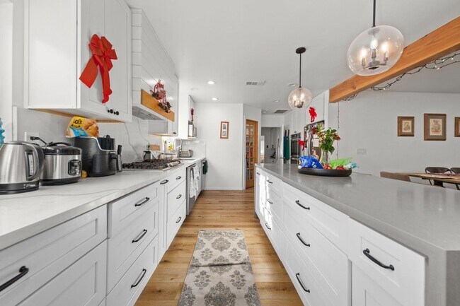 Foto del edificio - Semi furnished!