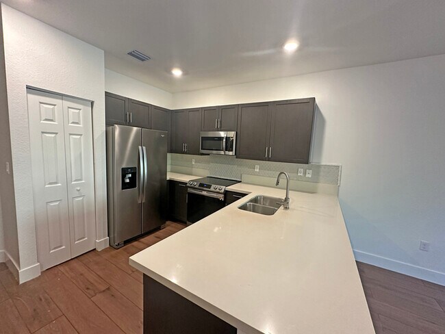 Foto del edificio - Stylish 3-Bedroom Home with Pool, Garage &...