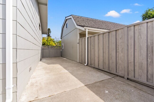 Building Photo - Beautiful Spacious 3 Bedroom Home w/ Brand...