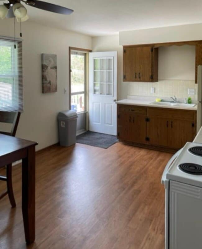 Cocina con puerta trasera - 431 NW Barstow St