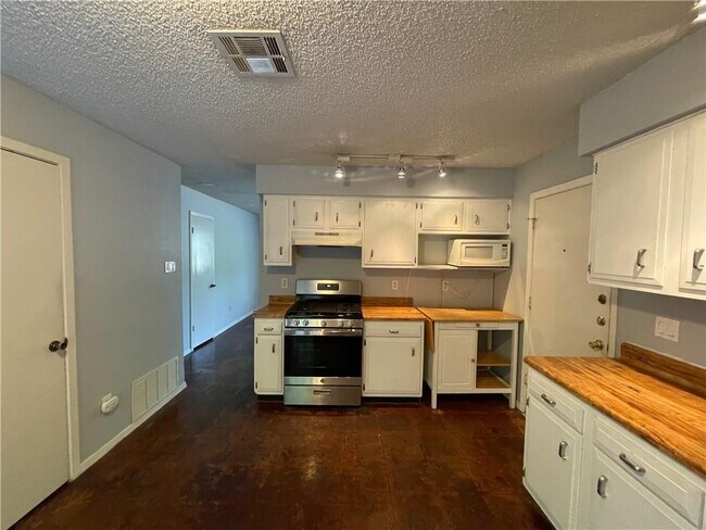 Building Photo - 7712 Elderberry Dr