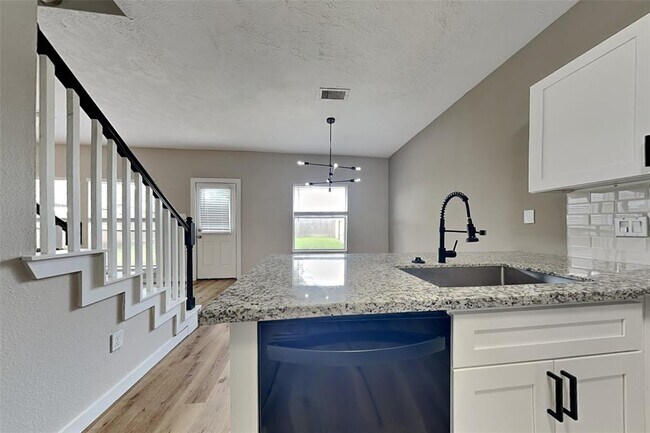 Foto del edificio - 7447 River Pines Dr