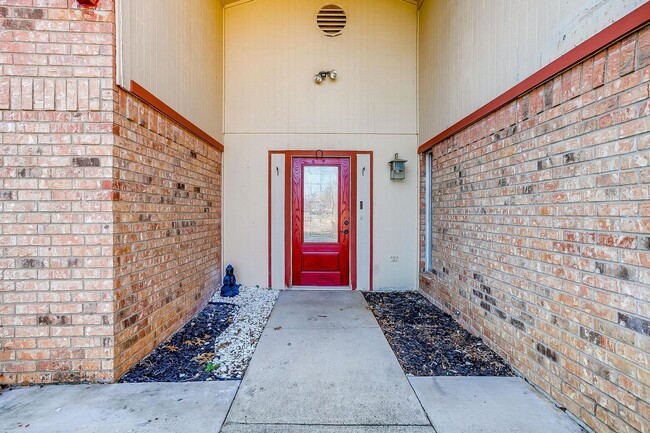 Building Photo - Great 3 Bedroom, 2 Bath, Brick Home in Gre...