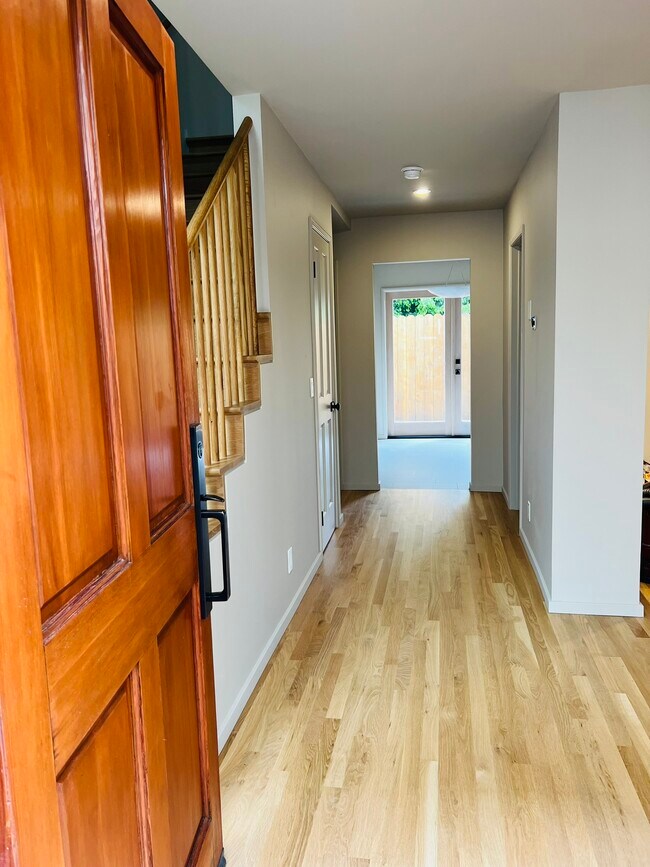 Puerta principal - 1034 18th St